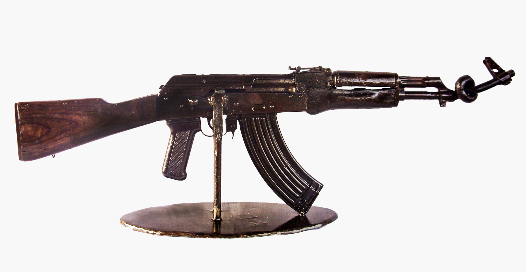 ak-47-knoted-manfred-zbrzezny-fyrkuna-metal-works-liberia-arms-into-art